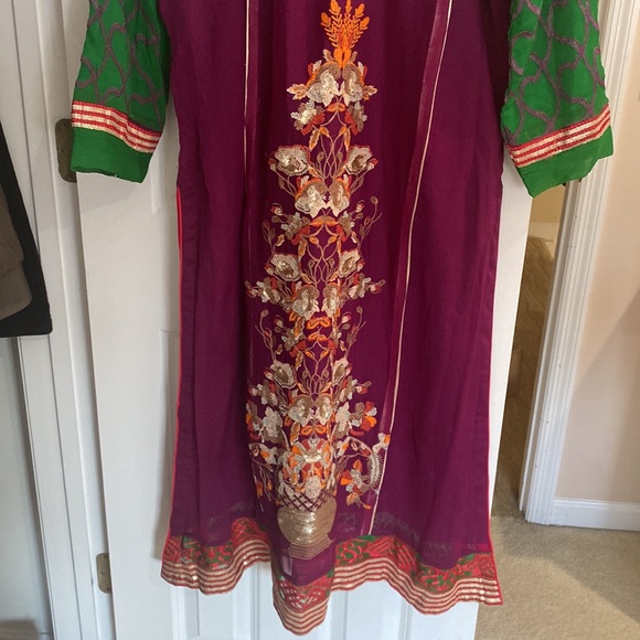 Beautiful Pakistani 3 Piece Suit - Picture 8 of 8